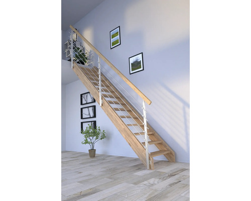 Escalier en bois avec rampe en acier inoxydable dans une pièce lumineuse.