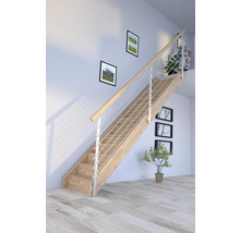 Escalier en bois avec balustrade en métal dans une pièce lumineuse