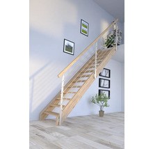 Escalier en bois avec rampe en acier inoxydable dans une pièce lumineuse.