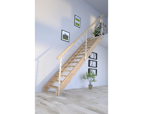 Escalier en bois avec rampe en acier inoxydable dans une pièce lumineuse.