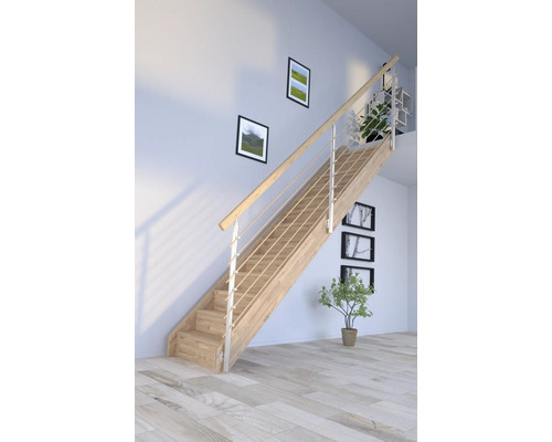Escalier en bois avec rampe en acier inoxydable dans une pièce lumineuse