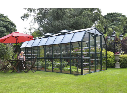 Serre avec des plantes dans le jardin