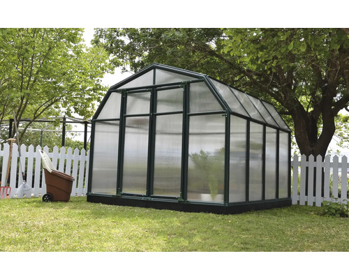 Serre de jardin avec outils de jardinage