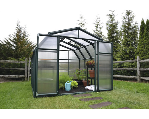 Serre avec portes ouvertes sur pelouse