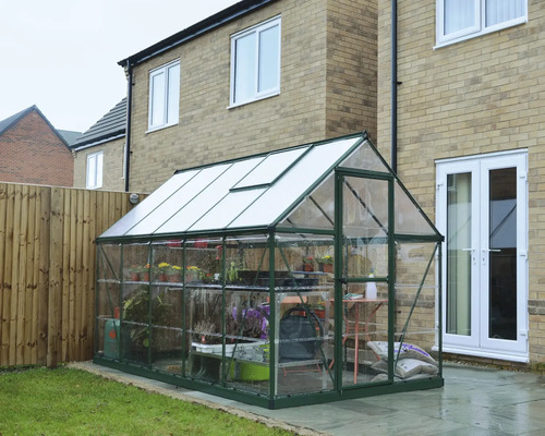 Serre avec plantes dans le jardin.