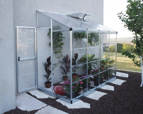 Gewächshaus aus Aluminium mit Pflanzen und offenem Fenster