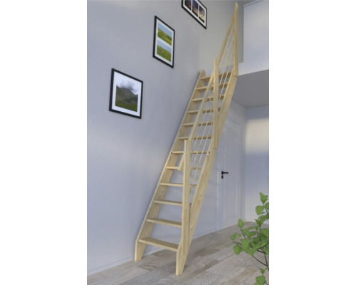 Vue d''une pièce avec un escalier en bois fixé à un mur avec des photos encadrées