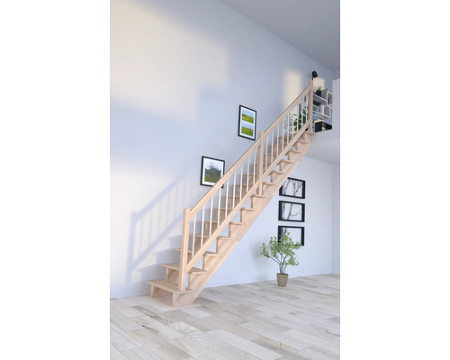 Holztreppe mit Geländer in einem hellen Raum.