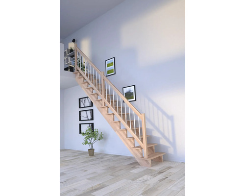 Escalier en bois avec rampe dans une pièce lumineuse