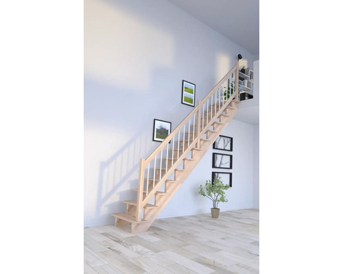 Holztreppe mit weißem Geländer in hellem Raum