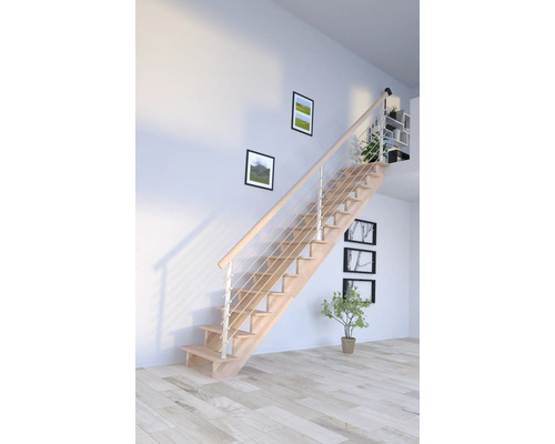 Holztreppe mit Geländer in einem hellen Raum