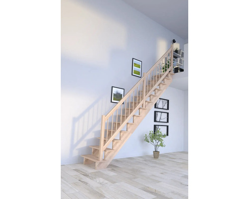 Holztreppe im Innenraum eines Hauses.