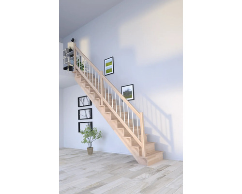 Escalier en bois avec rampe dans une pièce lumineuse