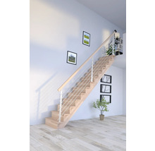 Escalier en bois clair avec rampe en acier inoxydable dans un intérieur moderne.