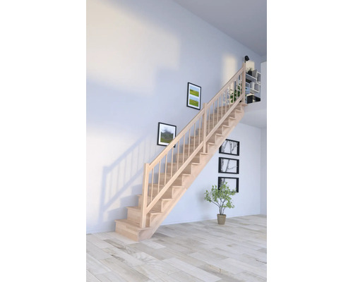 Holztreppe mit Geländer in einem hellen Raum