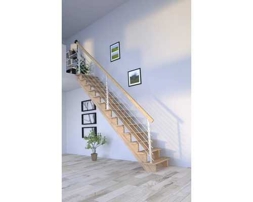 Escalier en bois avec rampe en acier inoxydable dans une pièce lumineuse