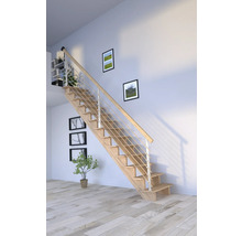 Escalier en bois avec rampe en acier inoxydable dans une pièce lumineuse.