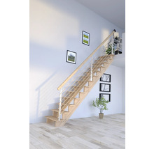Escalier en bois avec rampe blanche dans une pièce lumineuse