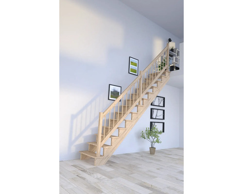 Holztreppe im hellen Raum mit Bildern an der Wand und einer Pflanze.