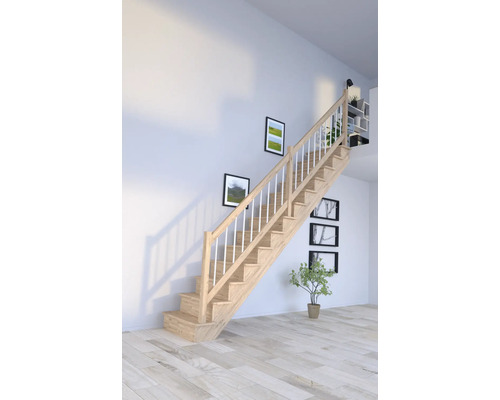 Escalier à limons Pertura Atanas chêne avec des contremarches non traité droit 13 Pièce(s) marches/14 pas de marche garde-corps à barres verticales Escalier en bois avec rampe blanche dans une pièce lumineuse