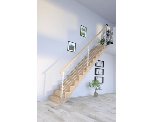 Escalier en bois avec rampe en acier inoxydable dans une pièce lumineuse.