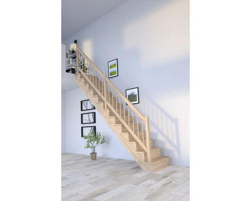 Escalier à limons Pertura Atanas chêne avec des contremarches non traité droit 13 Pièce(s) marches/14 pas de marche garde-corps à barres verticales Escalier en bois avec rampe dans une pièce lumineuse.