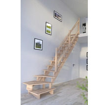 Escalier en bois dans une pièce lumineuse avec des tableaux au mur