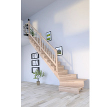 Treppe aus Holz mit Geländer in einem hellen Raum mit Bildern an der Wand.