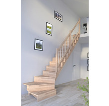 Escalier en bois intérieur avec rampe et décoration murale