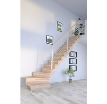 Escalier en bois avec rampe dans une pièce lumineuse
