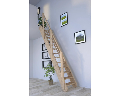 Escalier en bois avec rampe dans une pièce lumineuse avec décoration