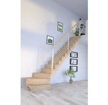 Escalier en bois avec rampe dans une pièce lumineuse.