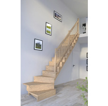 Escalier en bois dans un intérieur avec décoration murale