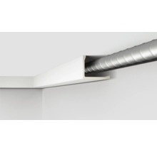 Rohrverkleidung an der Decke mit einem Metallrohr dahinter