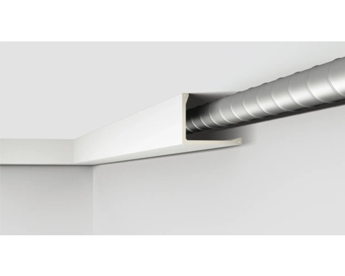 Rohrverkleidung an der Decke mit einem Metallrohr dahinter