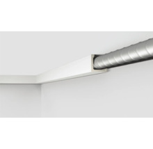 Wand mit weisser Sockelleiste und Lüftungsrohr