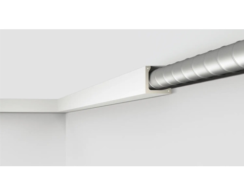 Wand mit weisser Sockelleiste und Lüftungsrohr