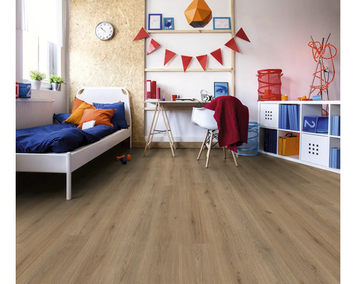 Une chambre d''enfant lumineuse avec un lit, un bureau et un sol stratifié.