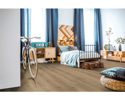 Chambre moderne avec plancher en bois, lit et rideaux bleus