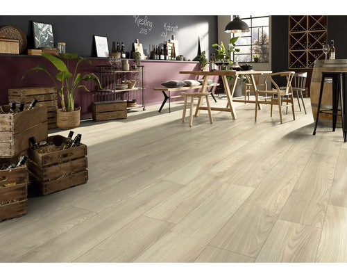 Sol stratifié clair dans un intérieur avec des tables et des éléments décoratifs.