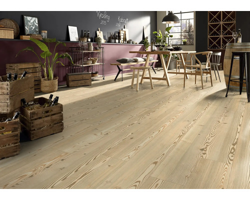 Sol en bois clair dans une salle à manger avec des tables, des chaises et des éléments décoratifs.