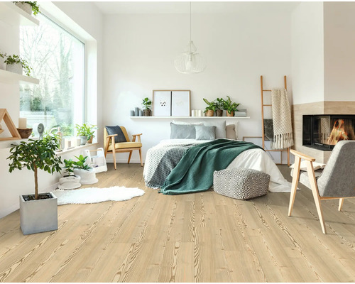 Chambre claire et conviviale avec parquet, lit, cheminée et décoration