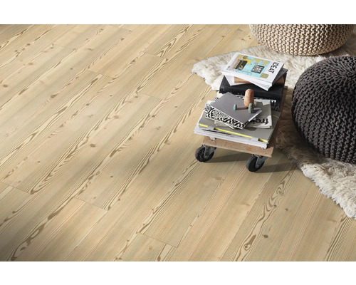 Parquet en bois posé avec livres et coussins de siège