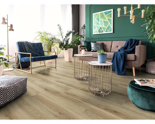 Salon avec sol stratifié, canapé, fauteuil et tables d'appoint.