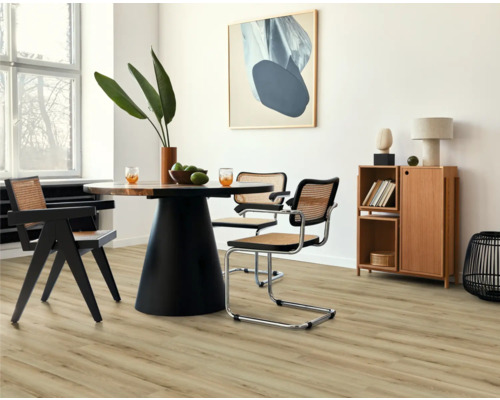 Pièce lumineuse avec table à manger, chaises et commode sur un sol en bois clair.