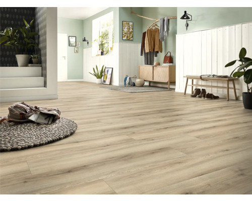 Heller Raum mit Designboden in Holzoptik, Kommode, Bank und Dekoration