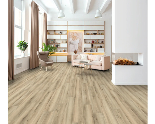 Heller Wohnraum mit Laminatboden in Holzoptik, Sofa, Regalen und Kamin.