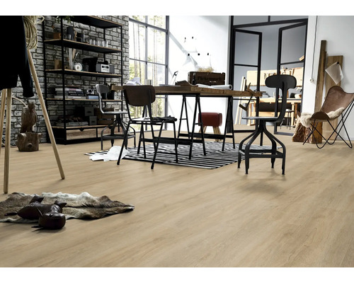 Espace de vie lumineux avec étagères, tables, chaises et parquet clair