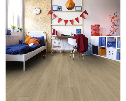 Chambre d'enfant avec lit, bureau et sol stratifié.