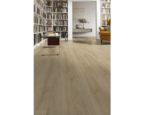 Plancher en bois clair dans un salon avec des bibliothèques